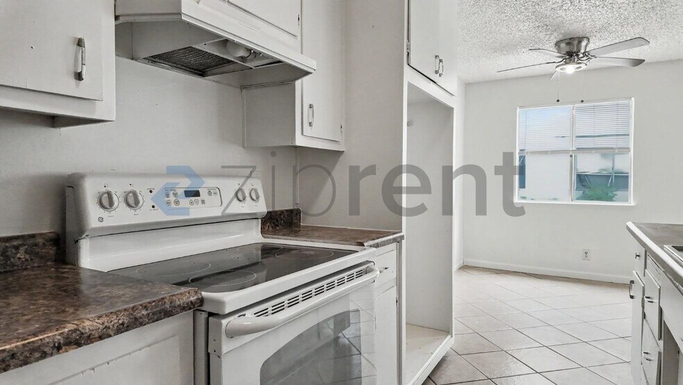 Building Photo - Unit 3