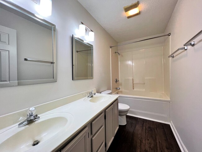 Building Photo - BEAUTIFUL 2 BEDROOM CONDO AVAILABLE IN FAR...