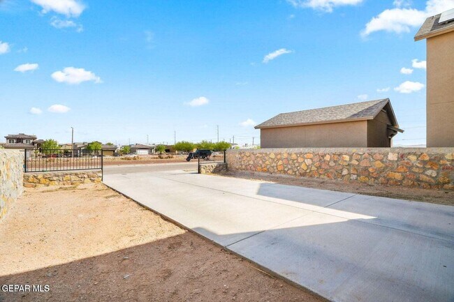 Building Photo - 14947 Pebble Hills Blvd