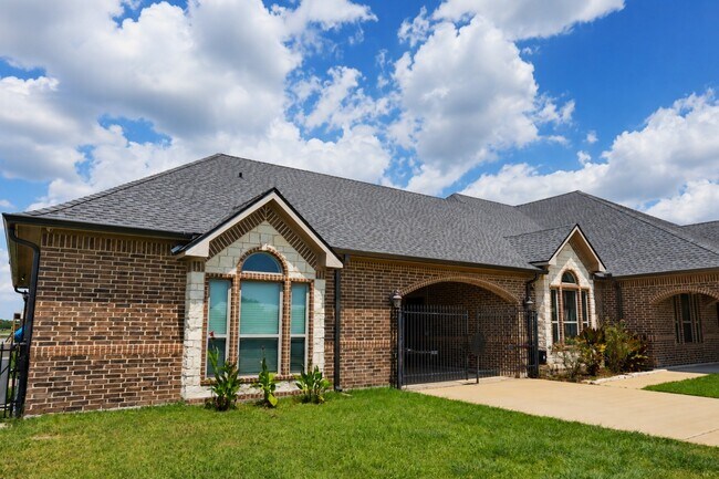 Building Photo - 527 Lily Ln