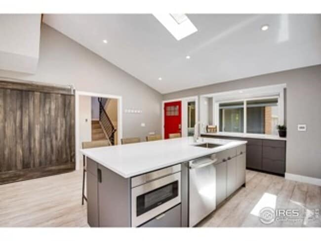 Building Photo - Recently Renovated and Updated 5 BR Townho...