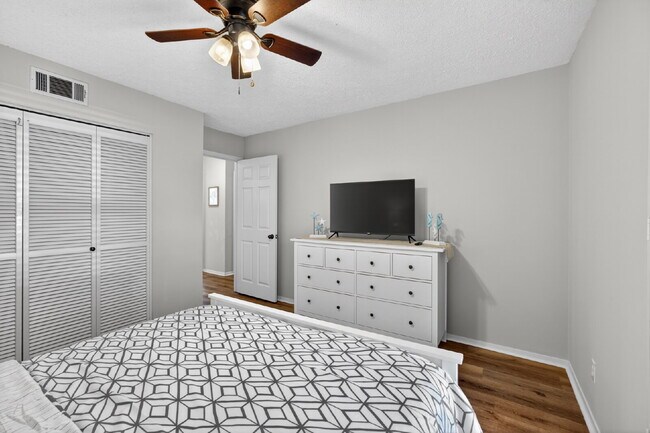 Building Photo - 5 Dorchester Ct