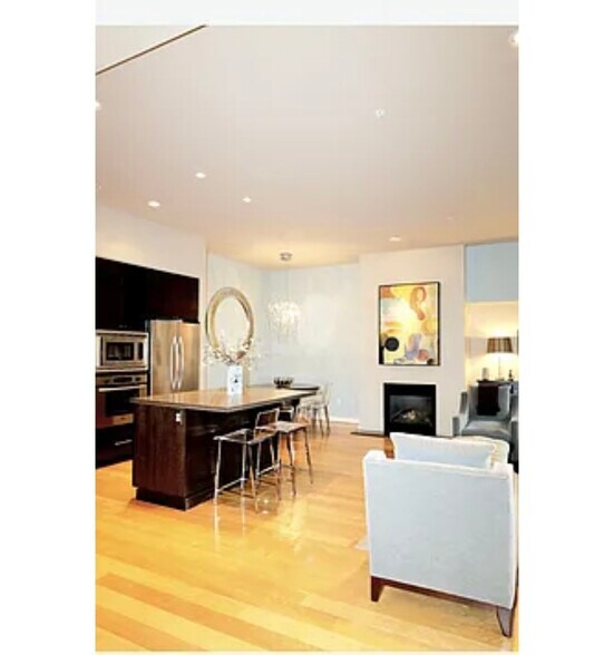 Building Photo - 1900 S River Dr