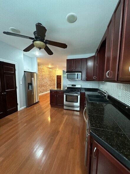 Kitchen - 3169 Portis Ave