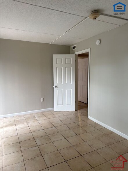Building Photo - 915 S Seminole Dr