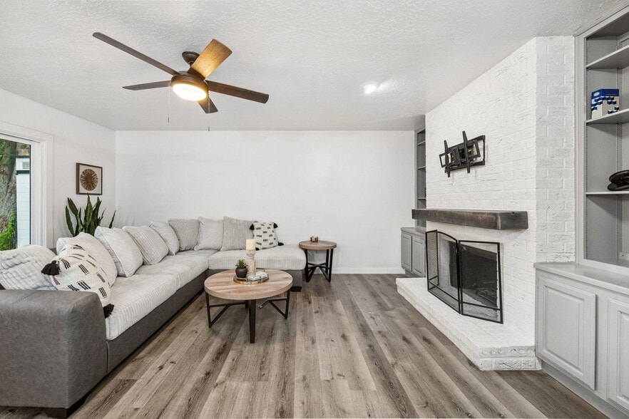 Building Photo - 10826 Lynbrook Dr