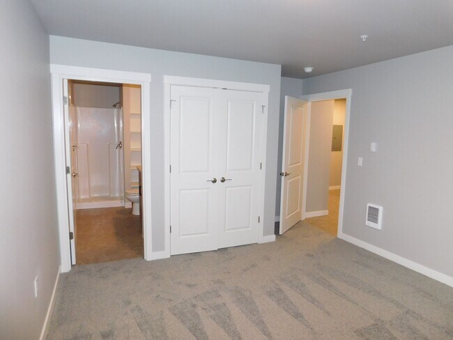 Building Photo - 2Bd/2Ba 2nd Story Apartment Unit - Available Now!