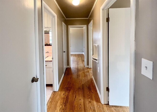 Building Photo - 208 E 14th St