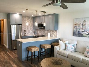 Building Photo - 240 Horizon W