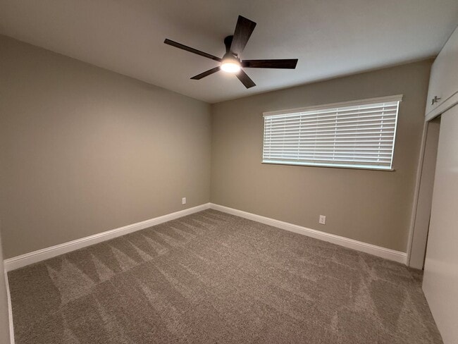 Building Photo - 2 Bedroom 1 Bath for rent!