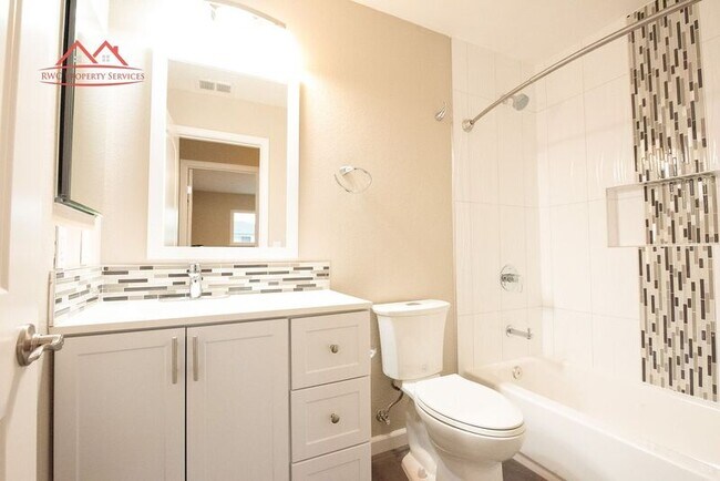 Building Photo - 3820 Moorpark Ave