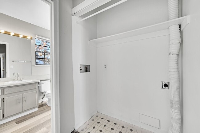 Building Photo - $1,650  2-Bed, 2 Bath Townhouse with Charm...