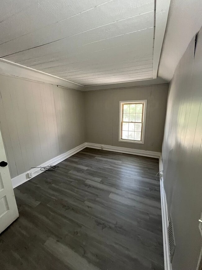Building Photo - Section 8 Accepted, 3-bedroom home, perfec...