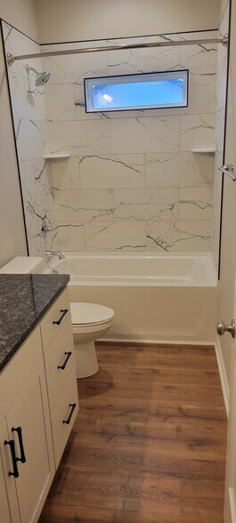 Hall bath - 905 W Chestnut Ext