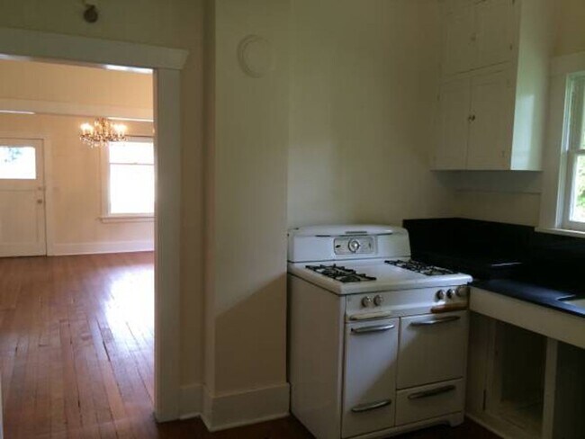 Building Photo - 516 N 6th St