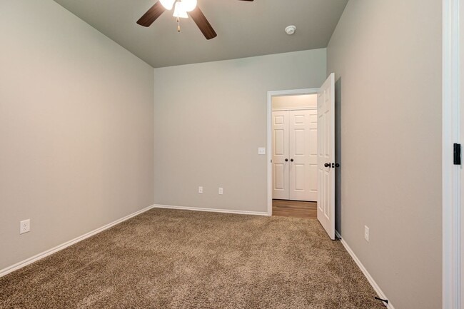 Building Photo - Charming Duplex in El Reno!