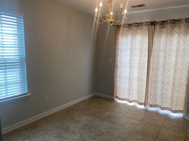 Building Photo - 4402 Betty Ln