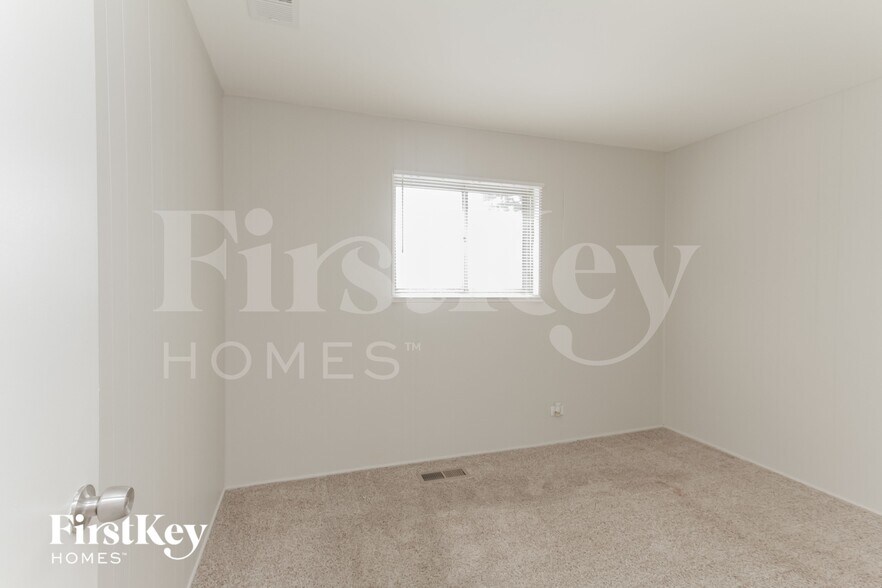 Building Photo - 17031 S 88th Ave