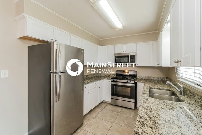 Building Photo - 3 Bedroom Pet-Friendly Home in Independence, MO with Main Street Renewal