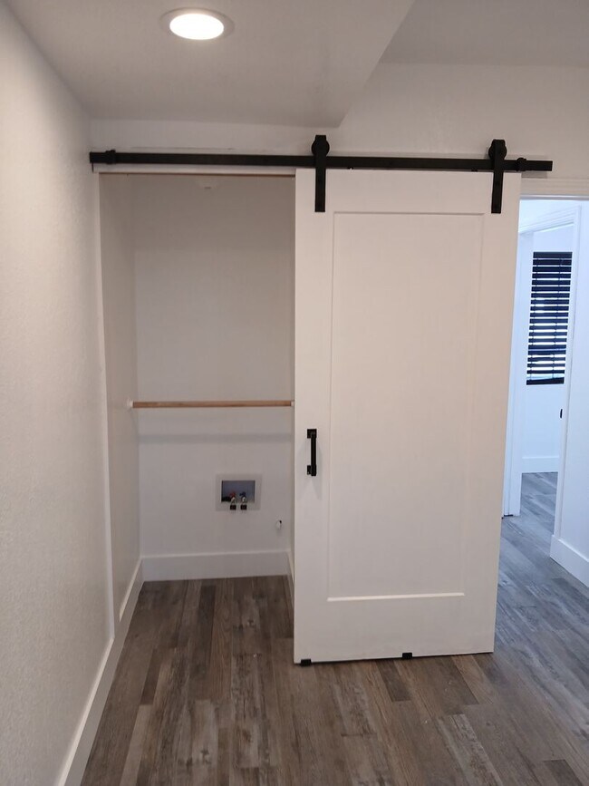 Building Photo - 560