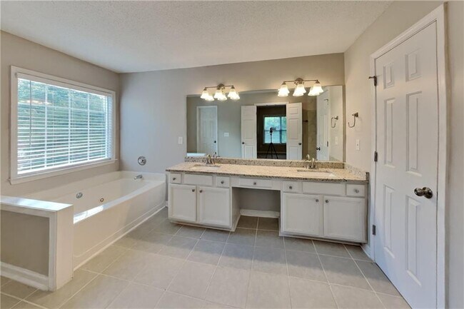 Building Photo - 596 Lullingstone Dr SE