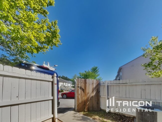 Building Photo - 7172 Grosbeak St