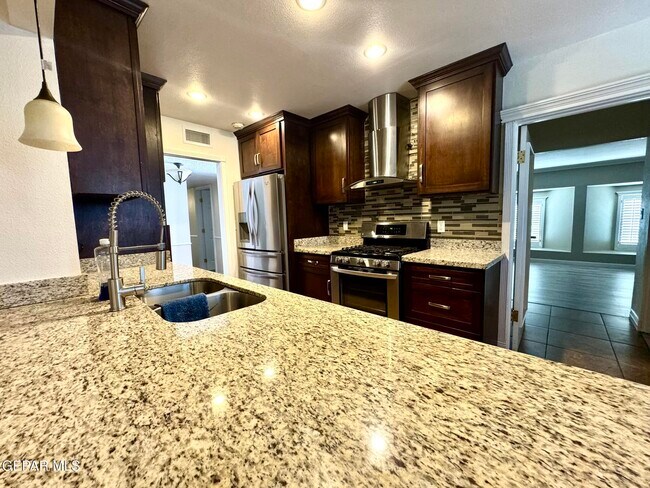 Building Photo - 10288 Lakeview Dr