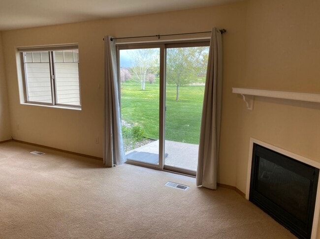Building Photo - 3 Bed 2.5 Bath Condo that backs to the park!