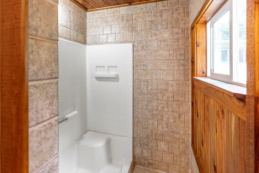 studio Bath - 75-5486 Keke St