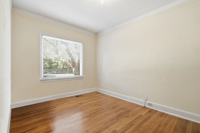 Building Photo - 3319 Pine St