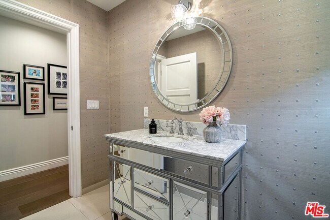 Building Photo - 9145 Sawyer St