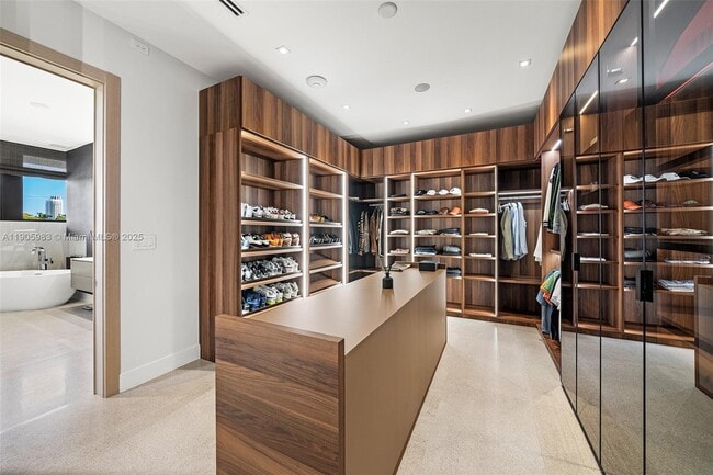 Building Photo - 4585 Nautilus Dr