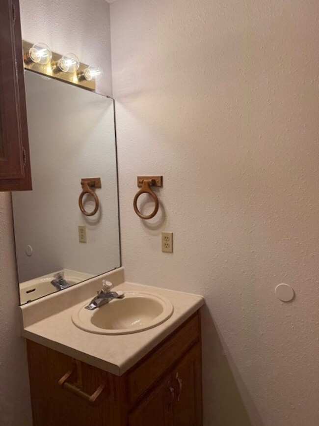 Building Photo - Duplex in Nixa!