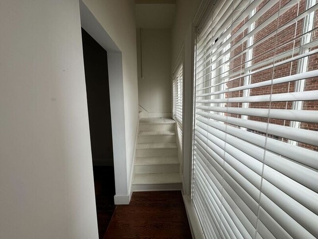 Building Photo - 17 W Main St