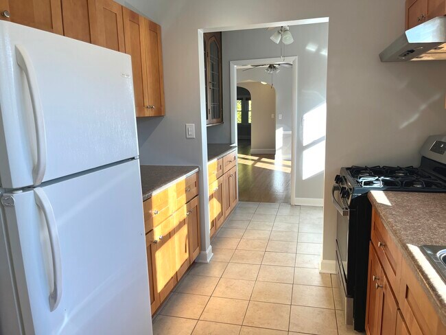 Building Photo - 8906 Ewing Ave