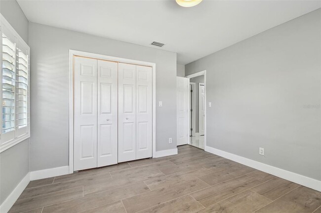 Building Photo - 3913 Fontainebleau Dr