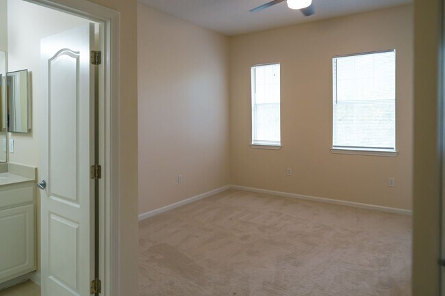 Building Photo - Beautiful 3 Bedroom, 2 Bath with Volume ceilings and Private Garage!