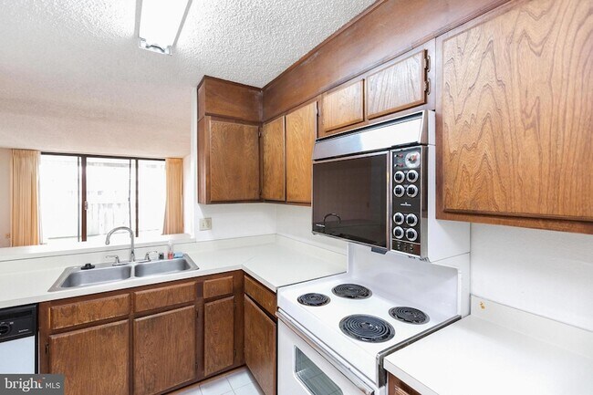 Building Photo - 6101 Edsall Rd