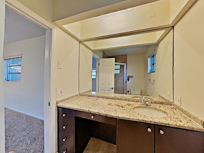 Building Photo - 631 S Crescent Dr