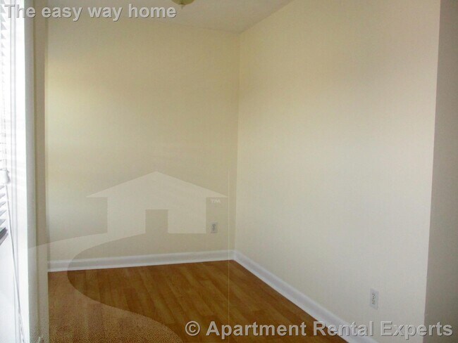 Building Photo - 2 Central St