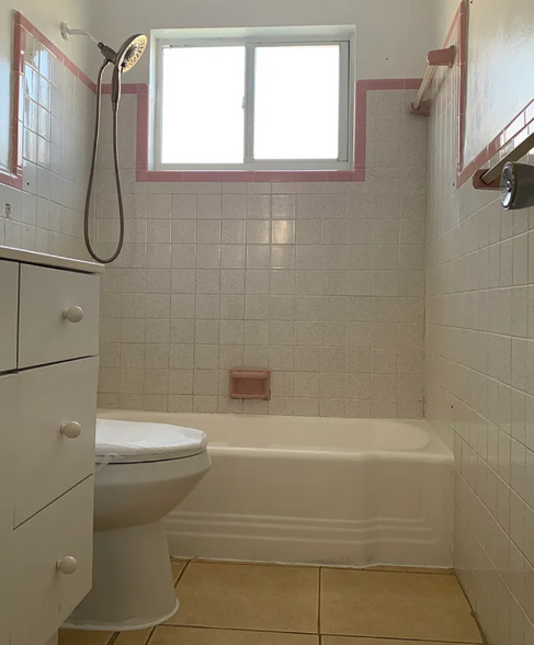 Building Photo - 2127 Bougainvillea St