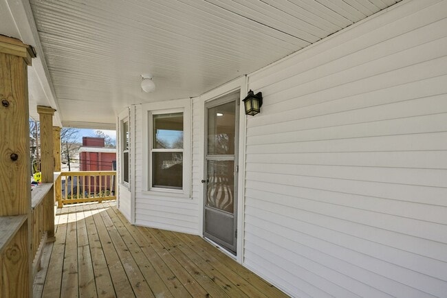 Building Photo - Completely Renovated 2 Bedroom in Elmhurst!