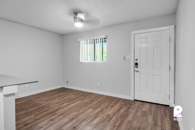 Building Photo - 902 Romeria Dr