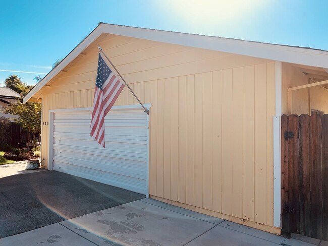 Building Photo - 920 Linwood St