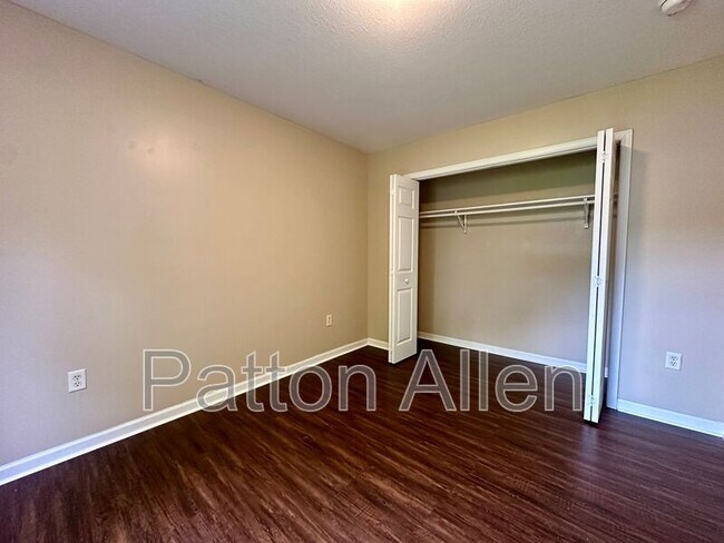 Building Photo - 2 Zell Ln