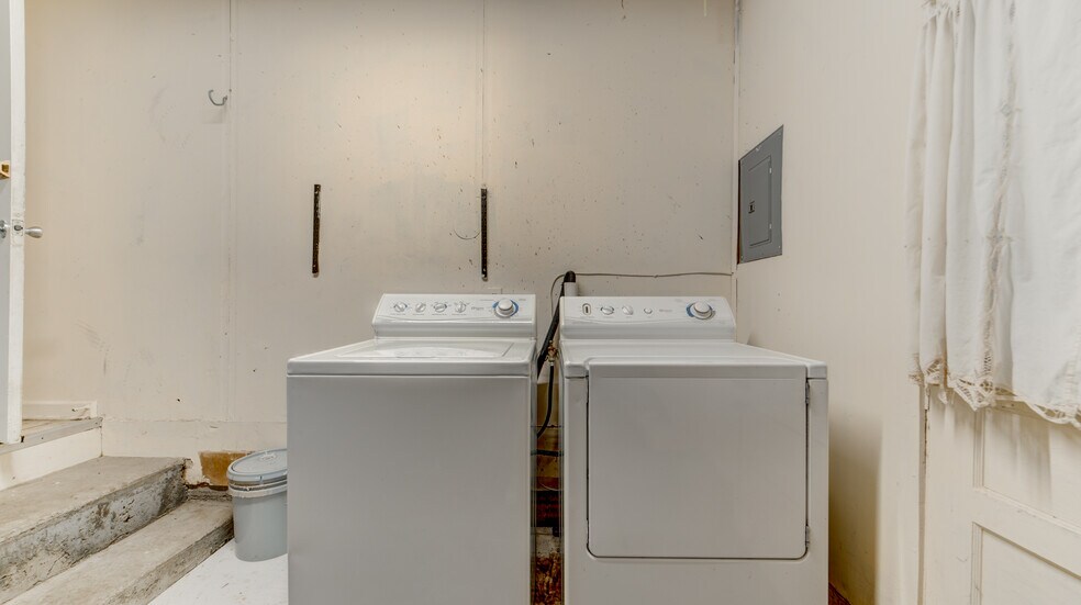 Building Photo - 56 E 52nd St