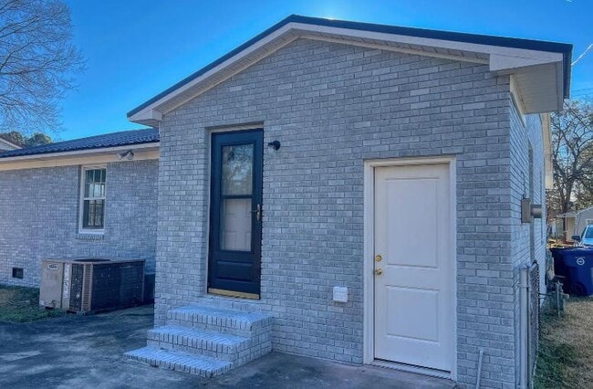 Building Photo - 402 Marcella Dr