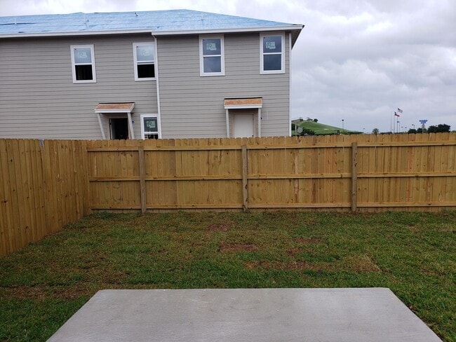 Building Photo - Town home for rent