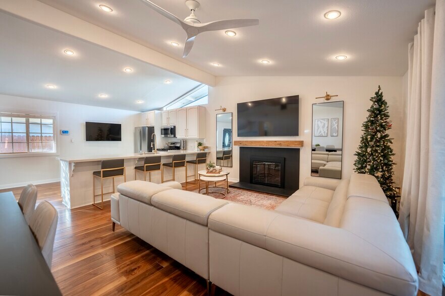 Building Photo - 9962 Pacific Ave