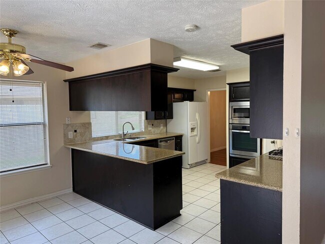 Building Photo - 3031 Green Fields Dr